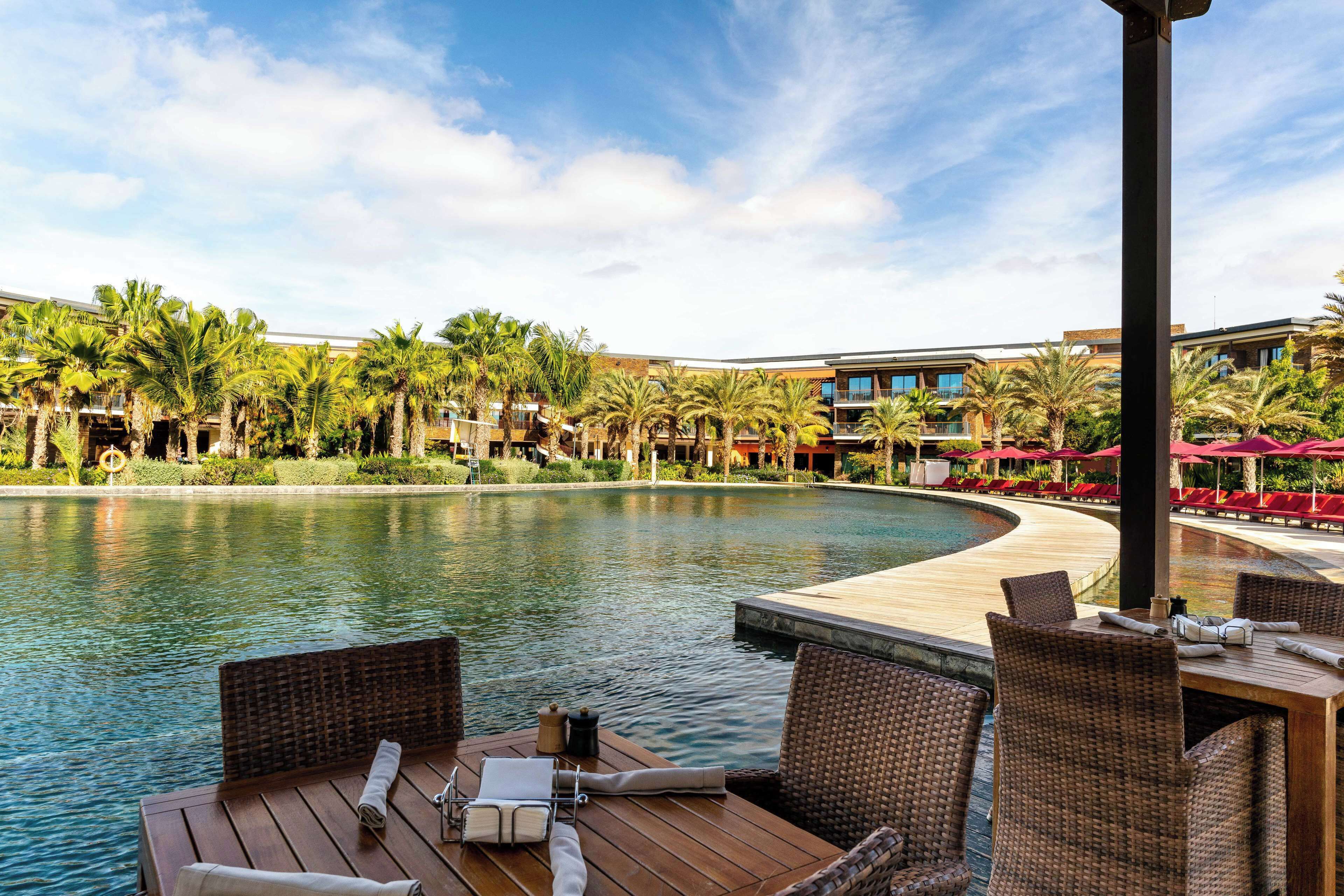 2 つの屋外プール、営業時間 9:00 ～ 18:00、プール パラソル、サンラウンジャー