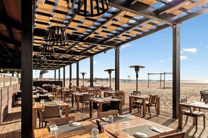 4 restaurants servant le petit déjeuner, le déjeuner et le dîner