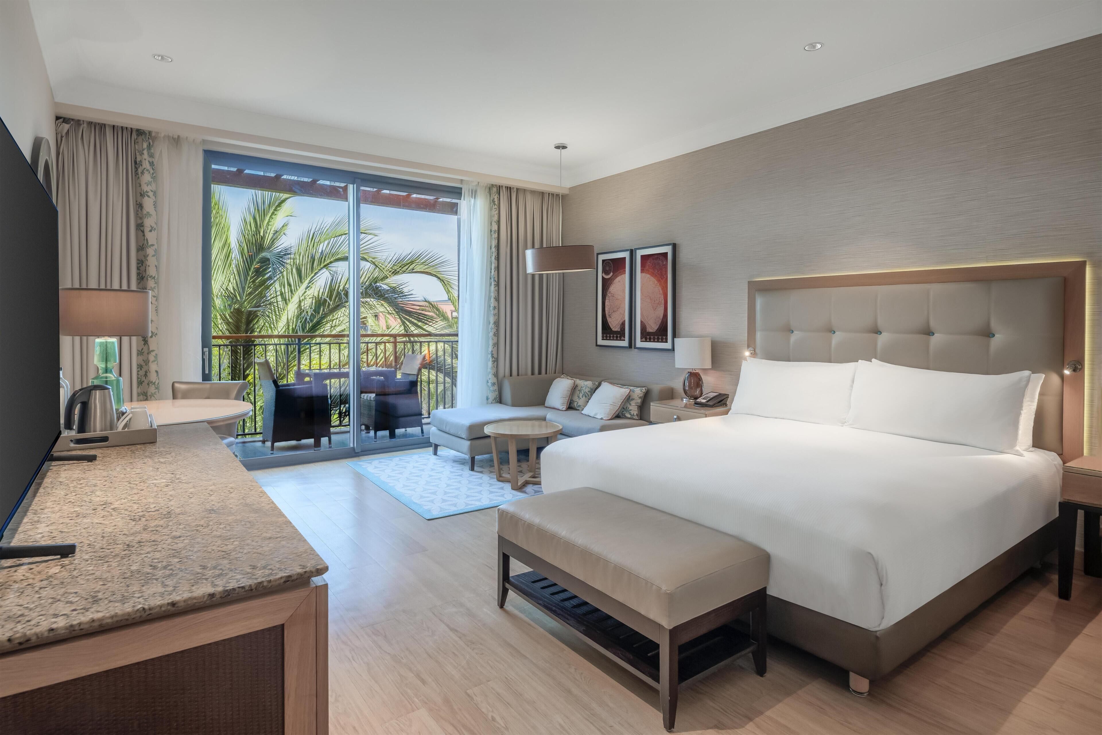 Room, 1 King Bed | Premium bedding, pillow-top beds, minibar, in-room safe