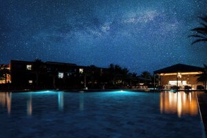 2 piscinas al aire libre, sombrillas, sillones reclinables de piscina