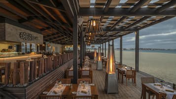 4 restaurantes; se sirve desayuno, almuerzo y cena