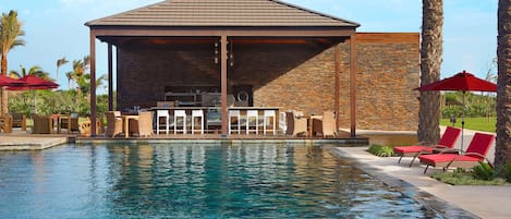 Piscine extérieure, parasols de plage, chaises longues