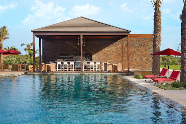 2 utomhuspooler, öppet 09.00 till 18.00, parasoller och solstolar