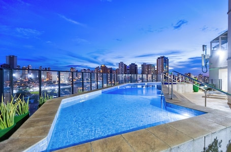 Una piscina cubierta