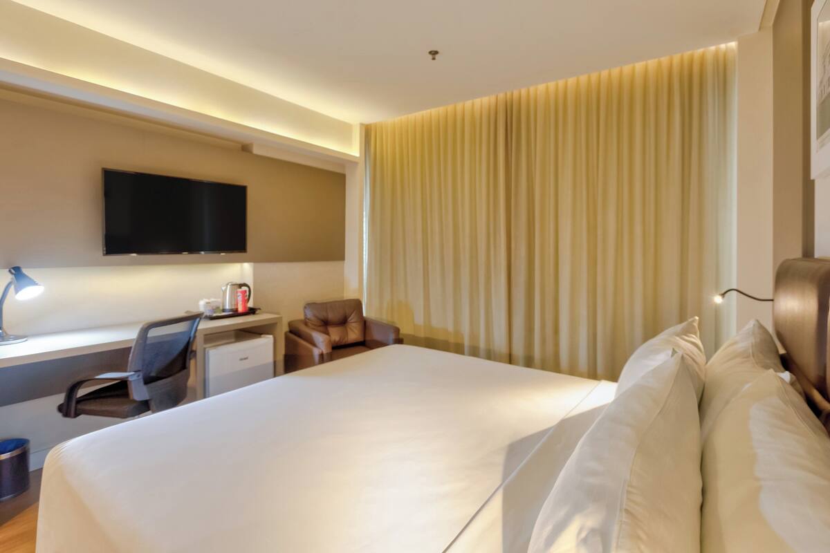 Standard Room, 1 King Bed | Premium bedding, minibar, in-room safe, desk