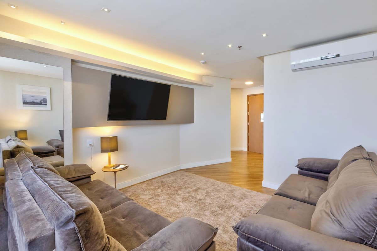 suite, 1 king bed | premium bedding, minibar, in-room safe, desk