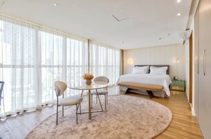 Ropa de cama de alta calidad y minibar 