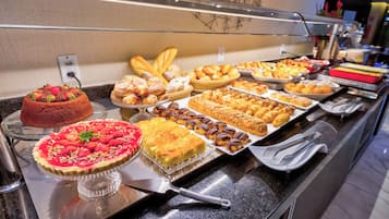 Se ofrece un desayuno bufé (60.50 BRL por persona)