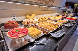 Daily buffet breakfast (BRL 60.50 per person)