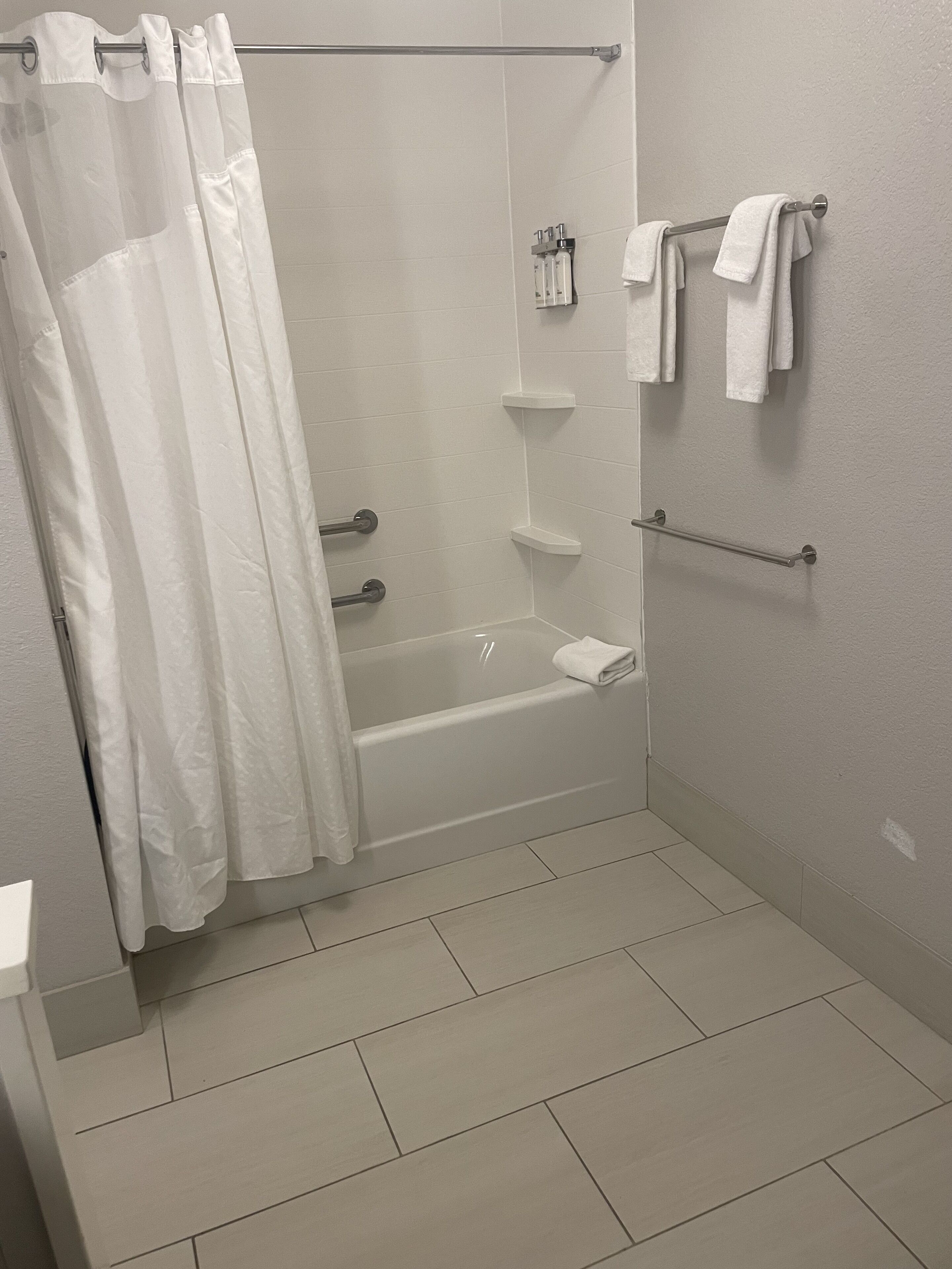 Ein modernes Badezimmer mit einer Duschkabine, einer Badewanne und einem WC.