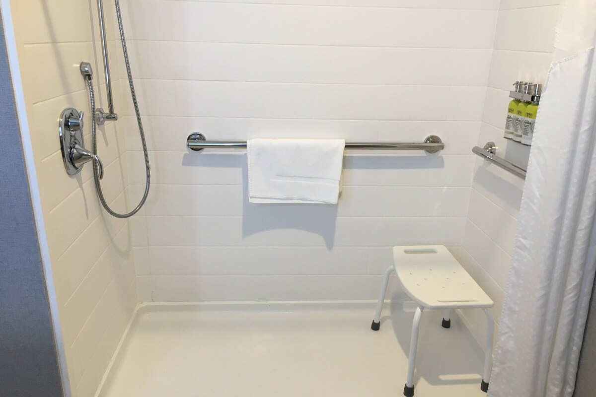 Quarto standard, 2 camas Queen, acessível (Communications) | Roupas de cama premium, cofres nos quartos, escrivaninha