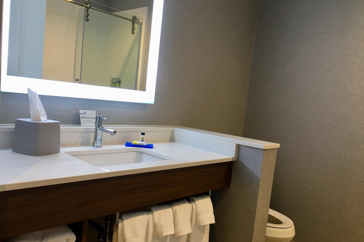Badkamer | Gratis toiletartikelen, een haardroger, handdoeken, zeep