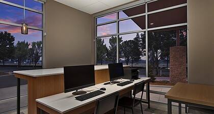 Holiday Inn Express & Suites Portland Airport - Cascade Stn by IHG