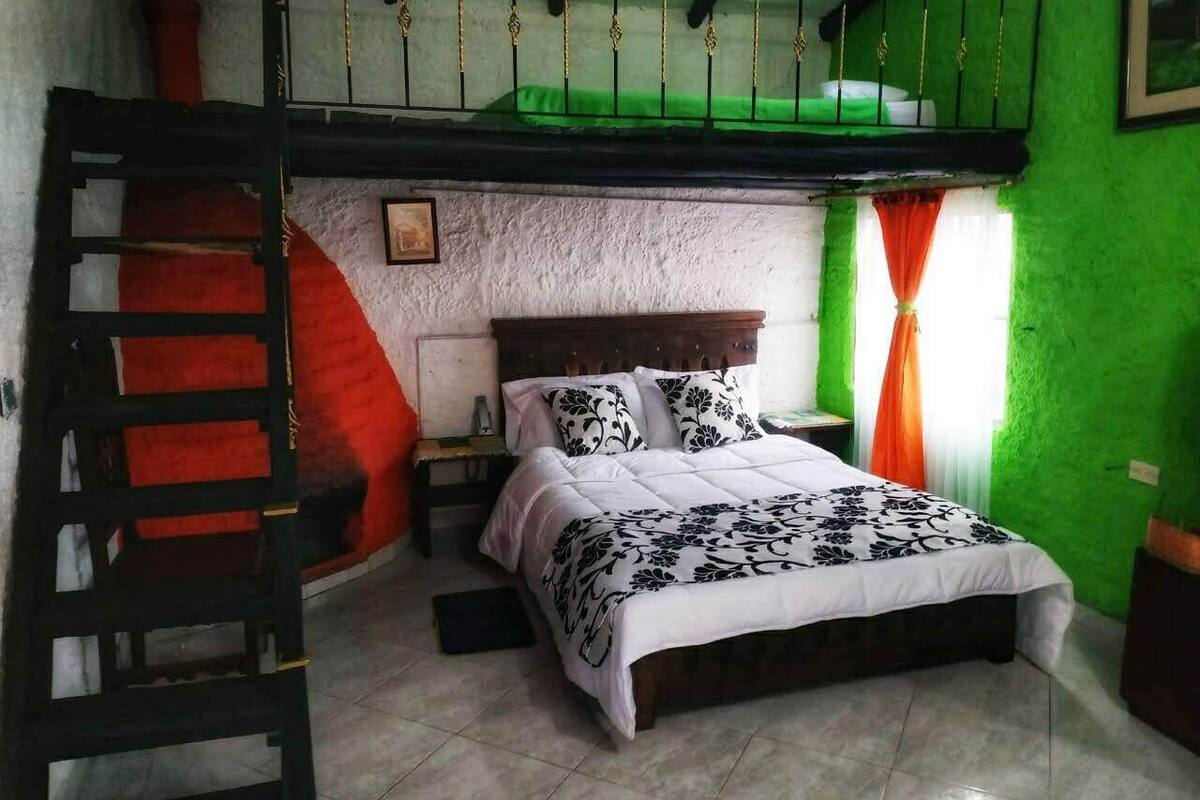 Chambre Triple Standard, plusieurs lits, cheminée, vue jardin