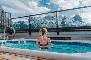 Outdoor spa tub - Basecamp Resorts Canmore (Canmore)