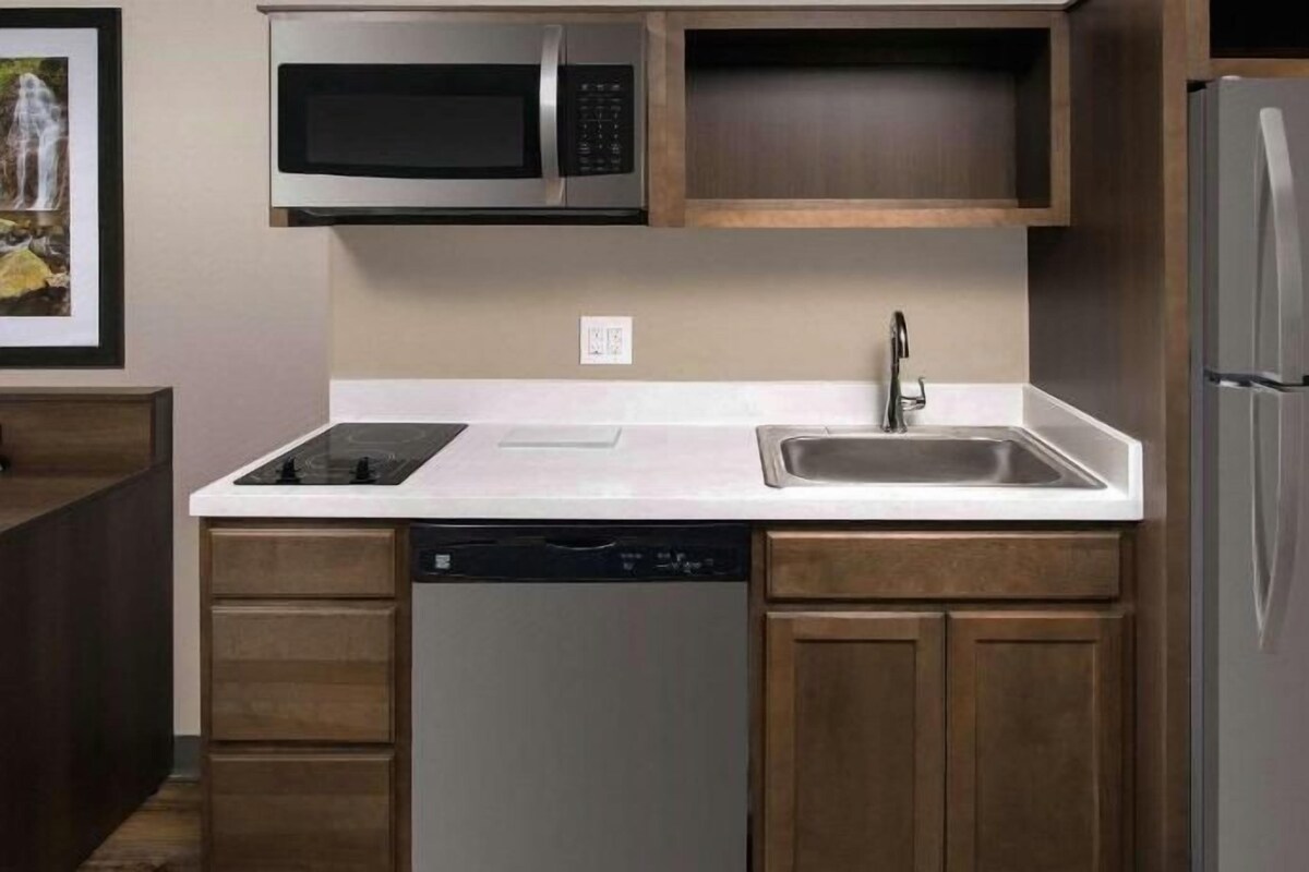 Private kitchen | Full-sized fridge, microwave, stovetop, cookware/dishes/utensils