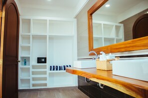 Casa de lujo, 5 habitaciones, vistas al canal, frente al mar | Baño | Ducha, artículos de higiene personal gratuitos y secador de pelo