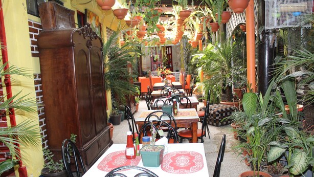 Outdoor dining - Hotel Casa del Viajero - Hostel (Quetzaltenango)