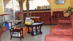 Lobby sitting area - Hotel Casa del Viajero - Hostel (Quetzaltenango)