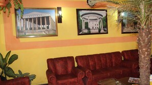 Lobby sitting area - Hotel Casa del Viajero - Hostel (Quetzaltenango)