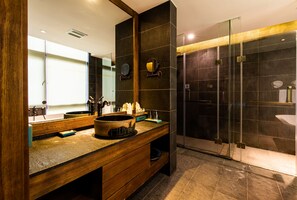 Garden View Superior King Room | Bathroom | Free toiletries, hair dryer, bathrobes, slippers