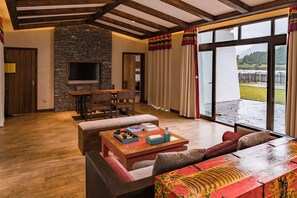 Minibar, caja de seguridad en la habitación y escritorio