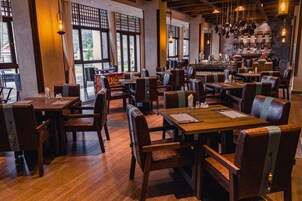 Daily buffet breakfast (CNY 128 per person)