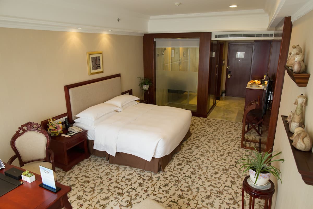 Minibar, Zimmersafe, Schreibtisch, Verdunkelungsvorhänge