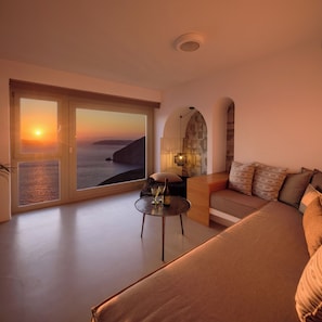 Suite, hot tub, pemandangan laut (King, Outdoor Hot Tub) | Area keluarga | Televisi layar datar 32-inci dengan saluran TV satelit dan TV