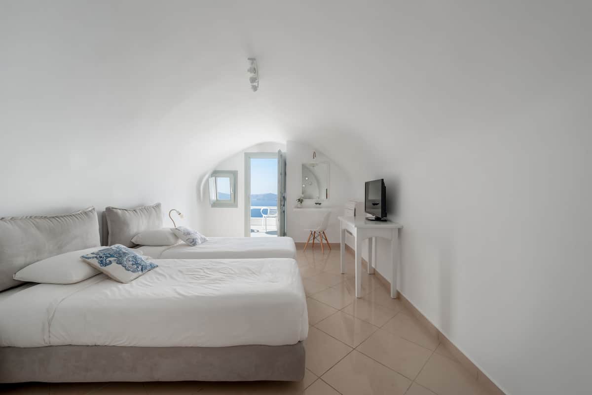 Habitación estándar con 2 camas individuales, vista al mar | 1 habitación, caja de seguridad en la habitación y insonorización