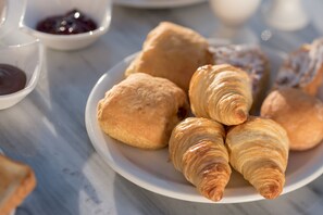 Petit déjeuner composé de spécialités régionales compris tous les jours