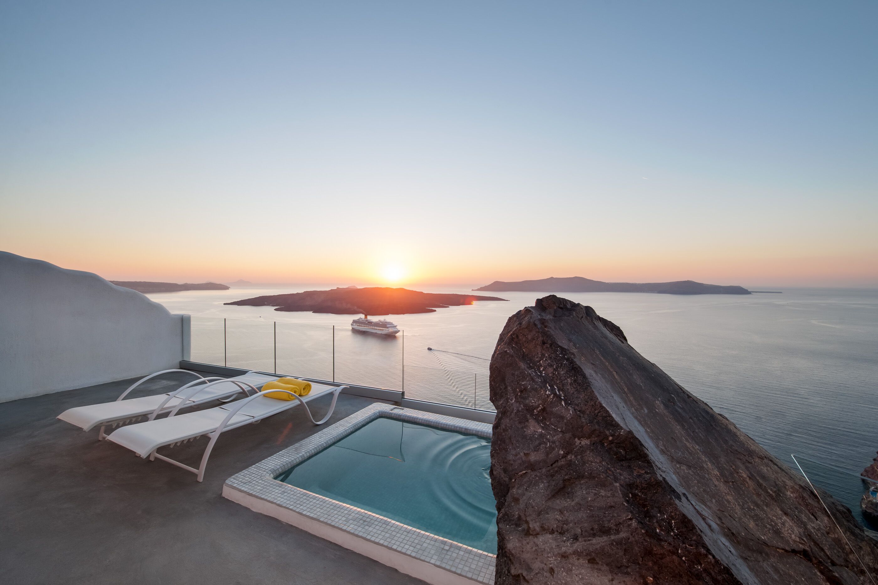 suite, hot tub, sea view (rock, outdoor hot tub) | terrace/patio
