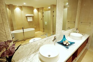 Suite Deluxe, vue mer | Salle de bain | Articles de toilette gratuits, chaussons, serviettes fournies