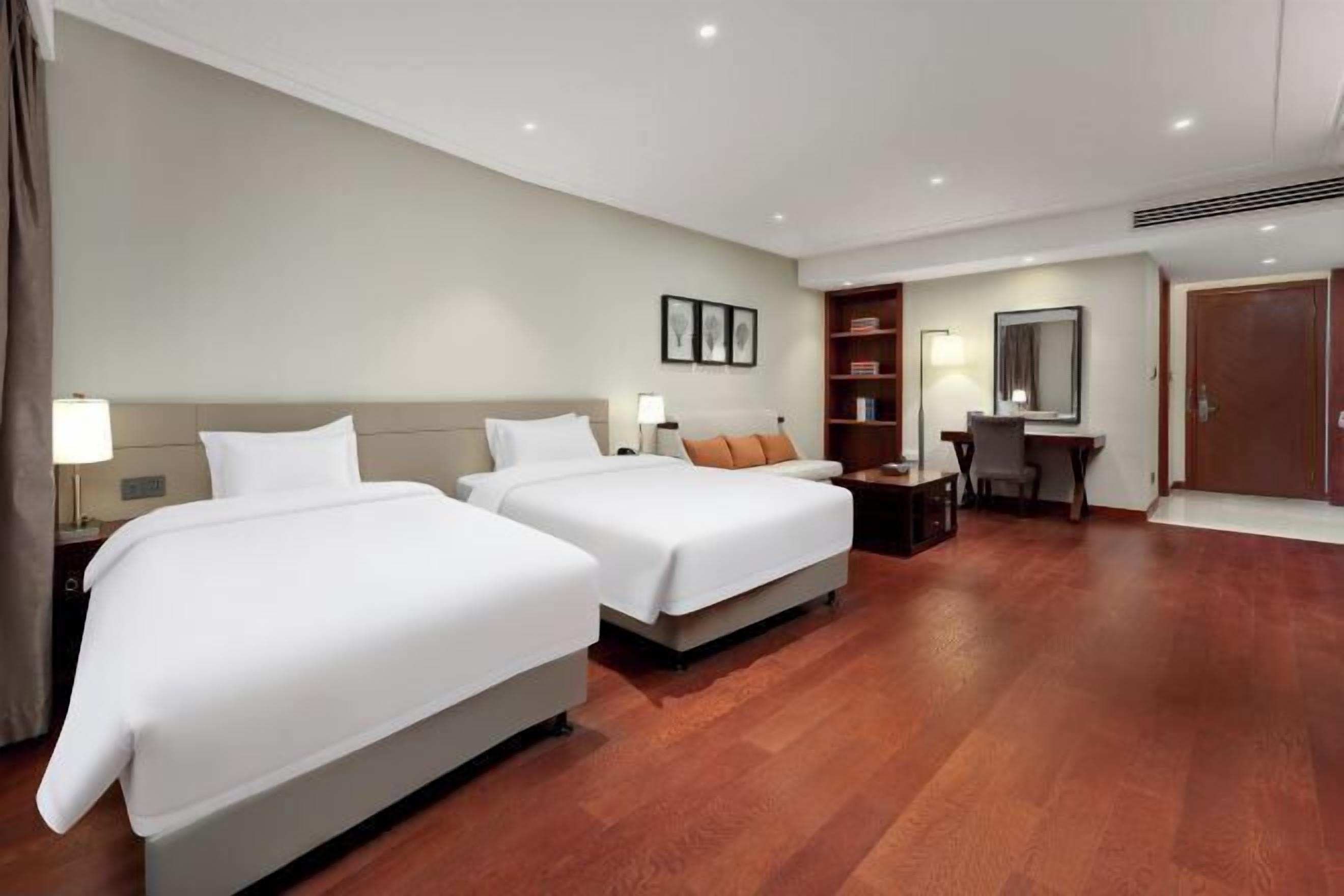 객실 내 금고, 책상, 암막 커튼, 다리미/다리미판