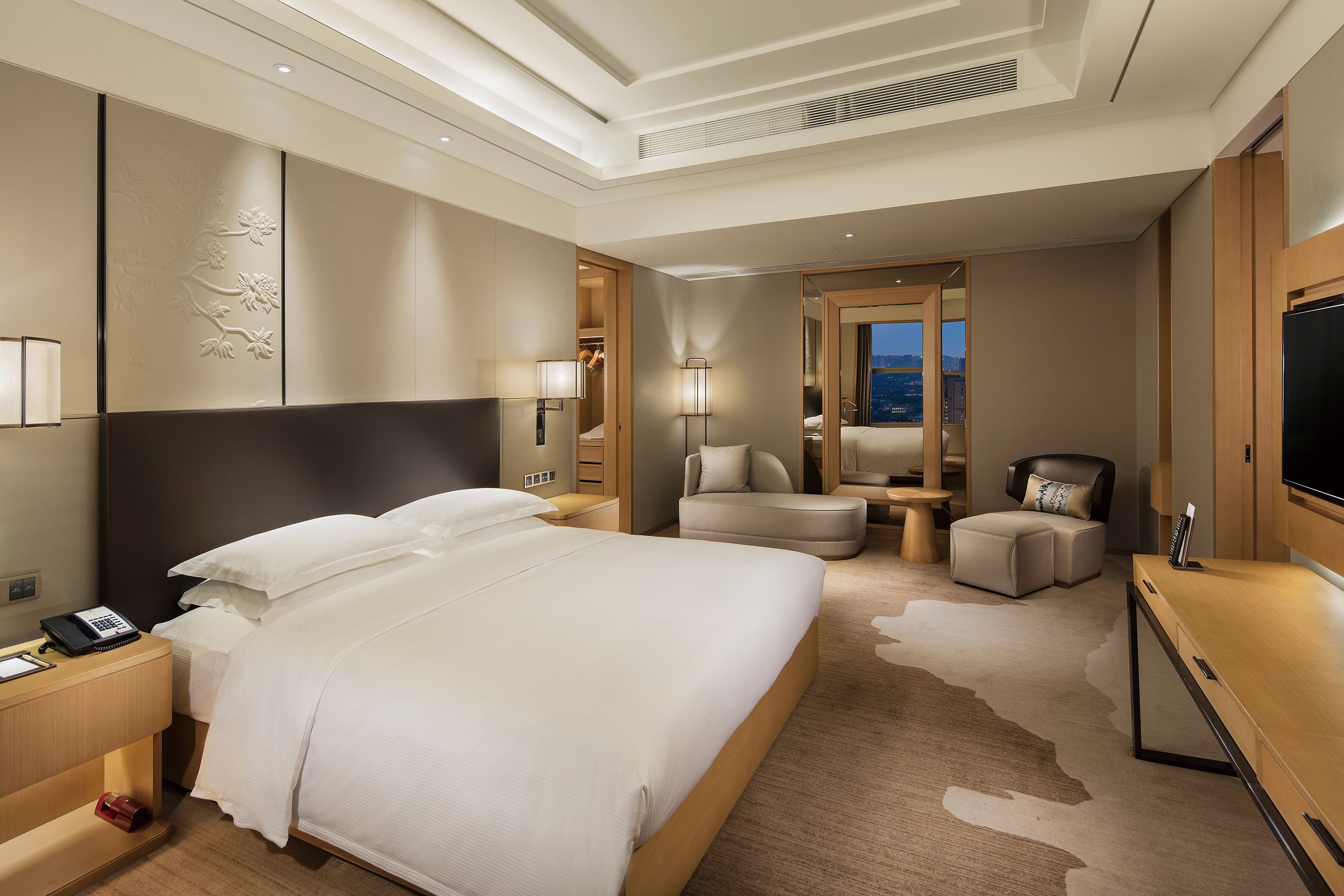 deluxe suite | minibar, in-room safe, desk, laptop workspace