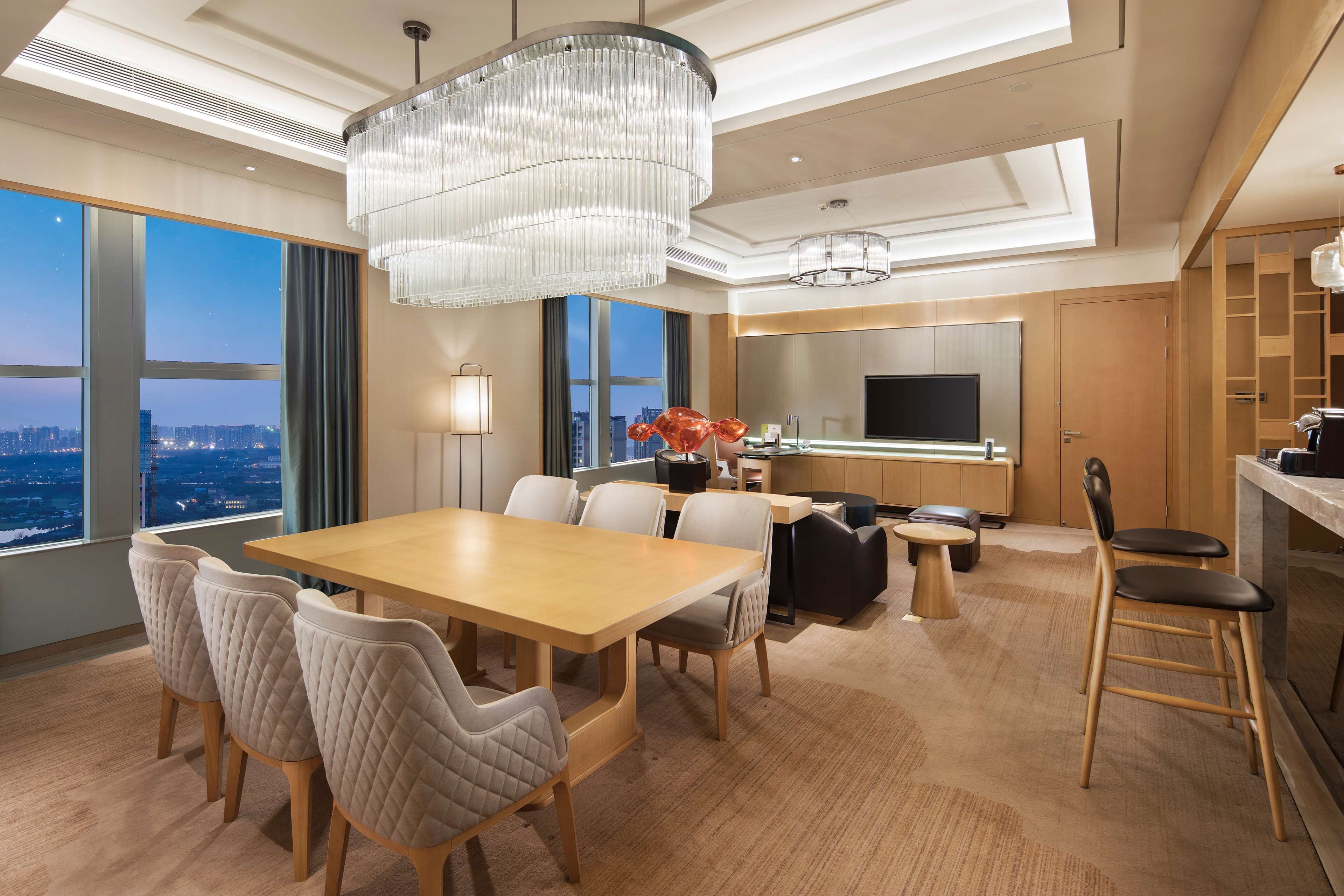 Suite ejecutiva, 1 cama King size | Minibar, caja de seguridad en la habitación y escritorio 