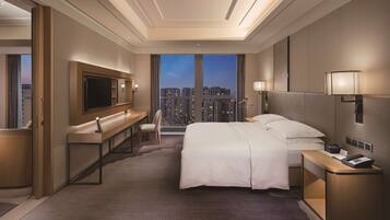 Deluxe Suite | Minibar, in-room safe, desk, laptop workspace