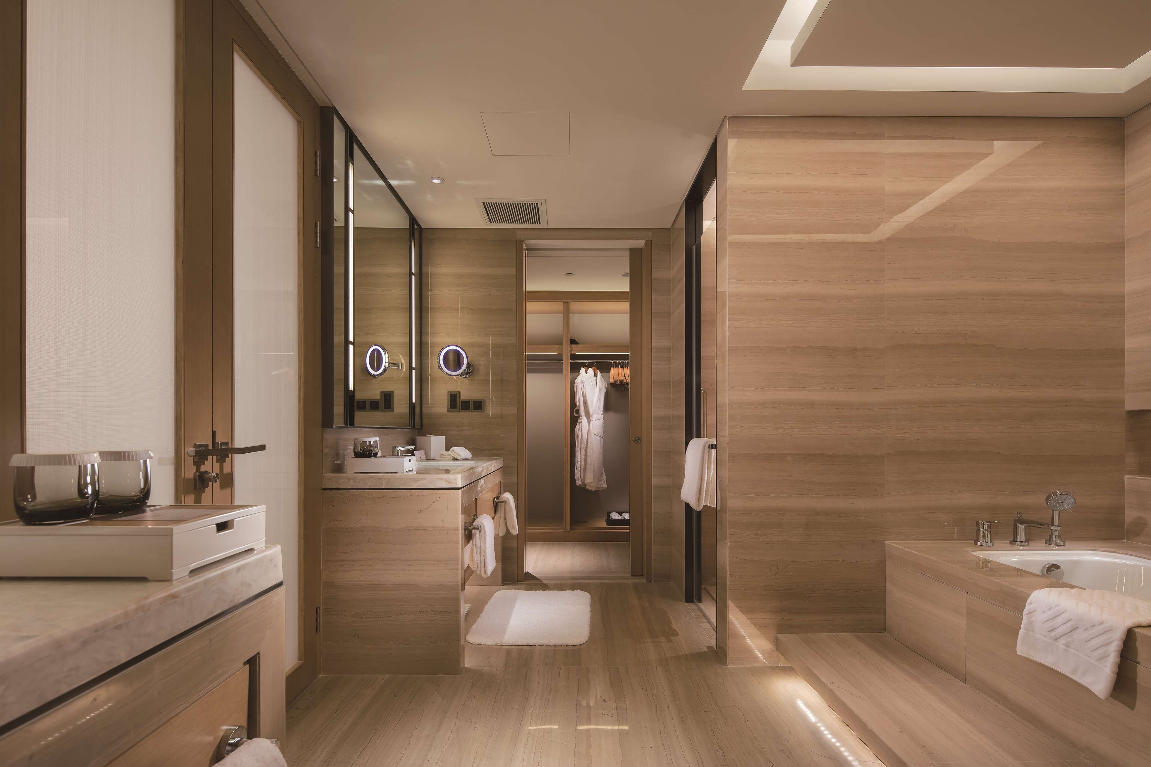Executive Suite | Bathroom | Separate tub and shower, free toiletries, hair dryer, bathrobes