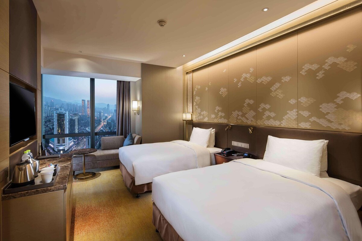 ميني بار وخزنة داخل الغرفة ومكتب وستائر تعتيم