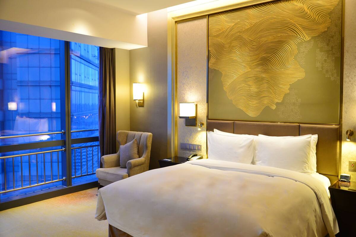 hilton king accessible room | 1 bedroom, minibar, in-room safe, desk