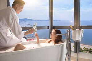 Tina y regadera independientes, tina profunda, regadera tipo lluvia 