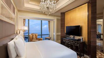 Skyscraper Presidential Suite | Minibar, in-room safe, desk, blackout drapes