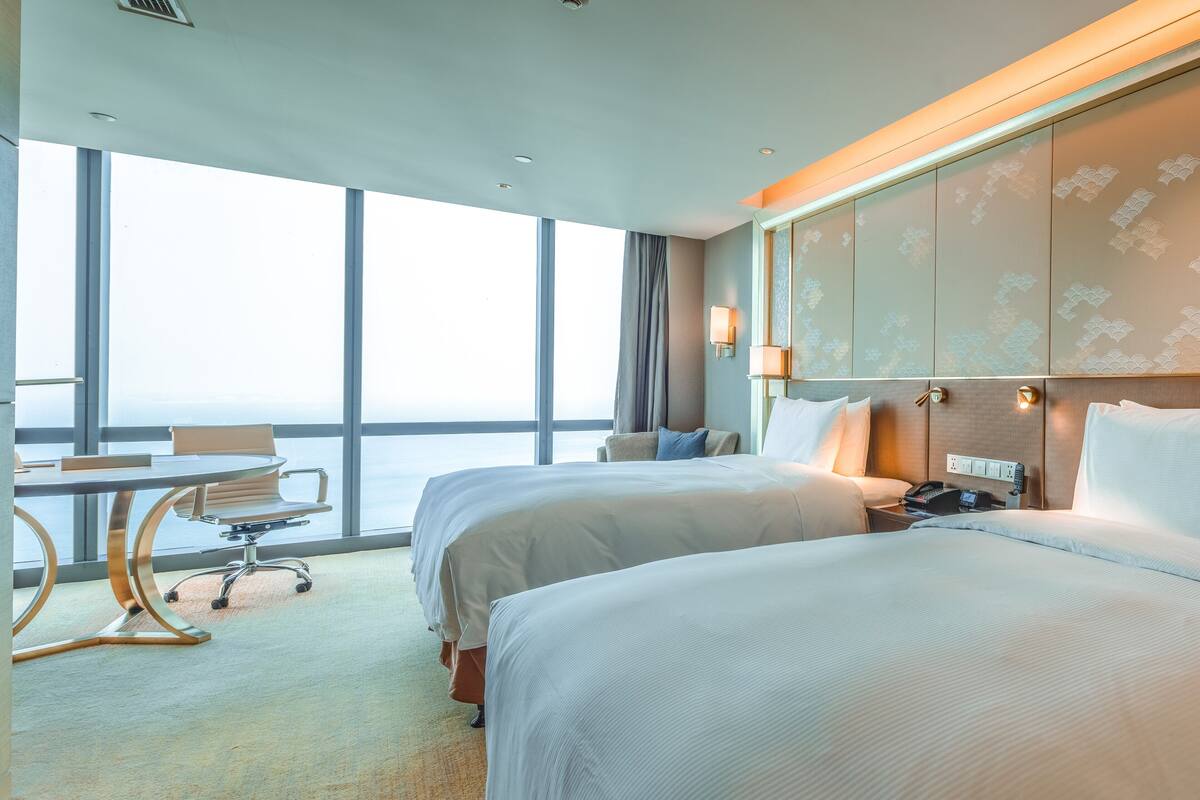 double executive corner room | 1 bedroom, minibar, in-room safe, desk