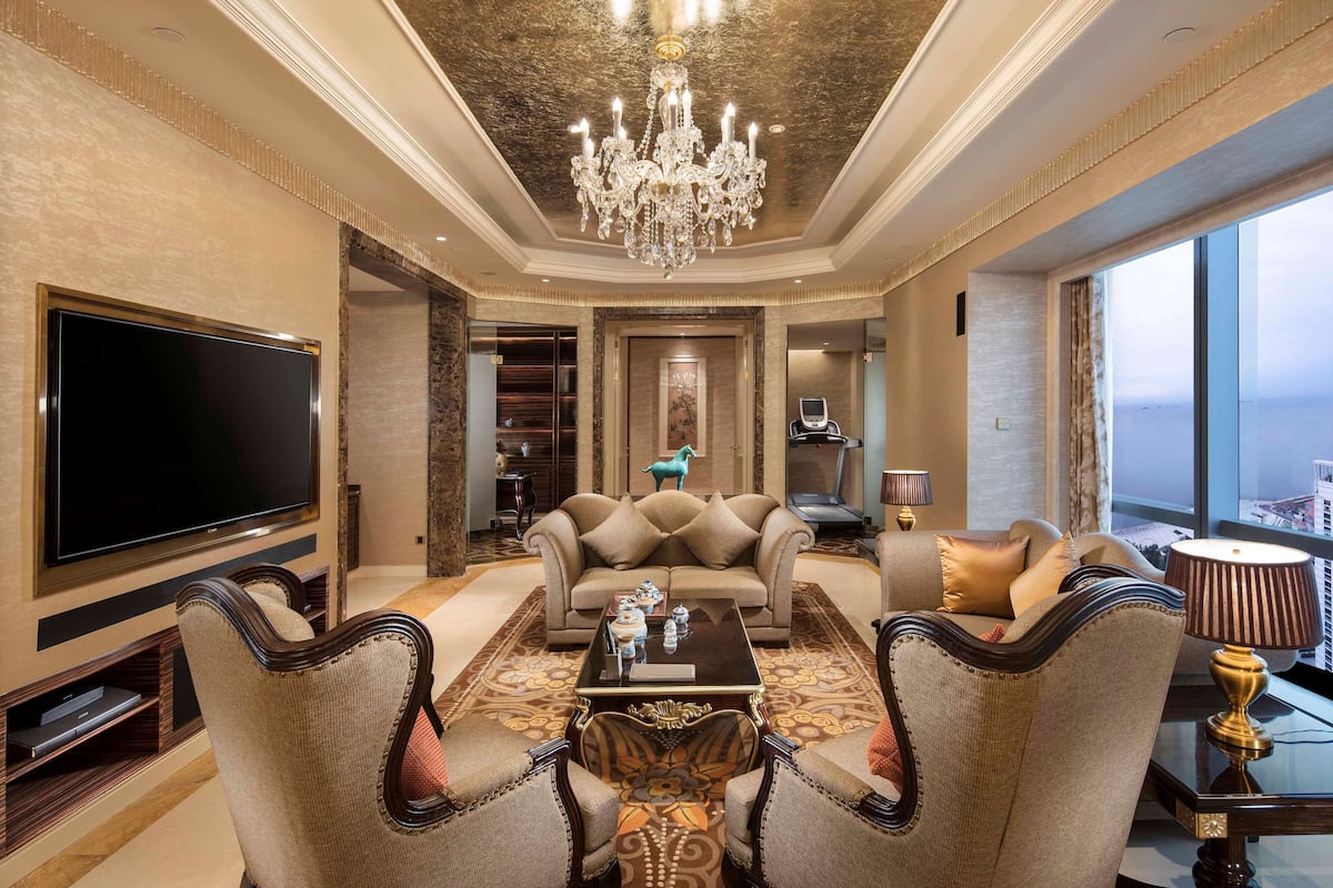Skyscraper Presidential Suite | 1 bedroom, minibar, in-room safe, desk