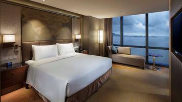 Minibar, caja de seguridad en la habitación y escritorio