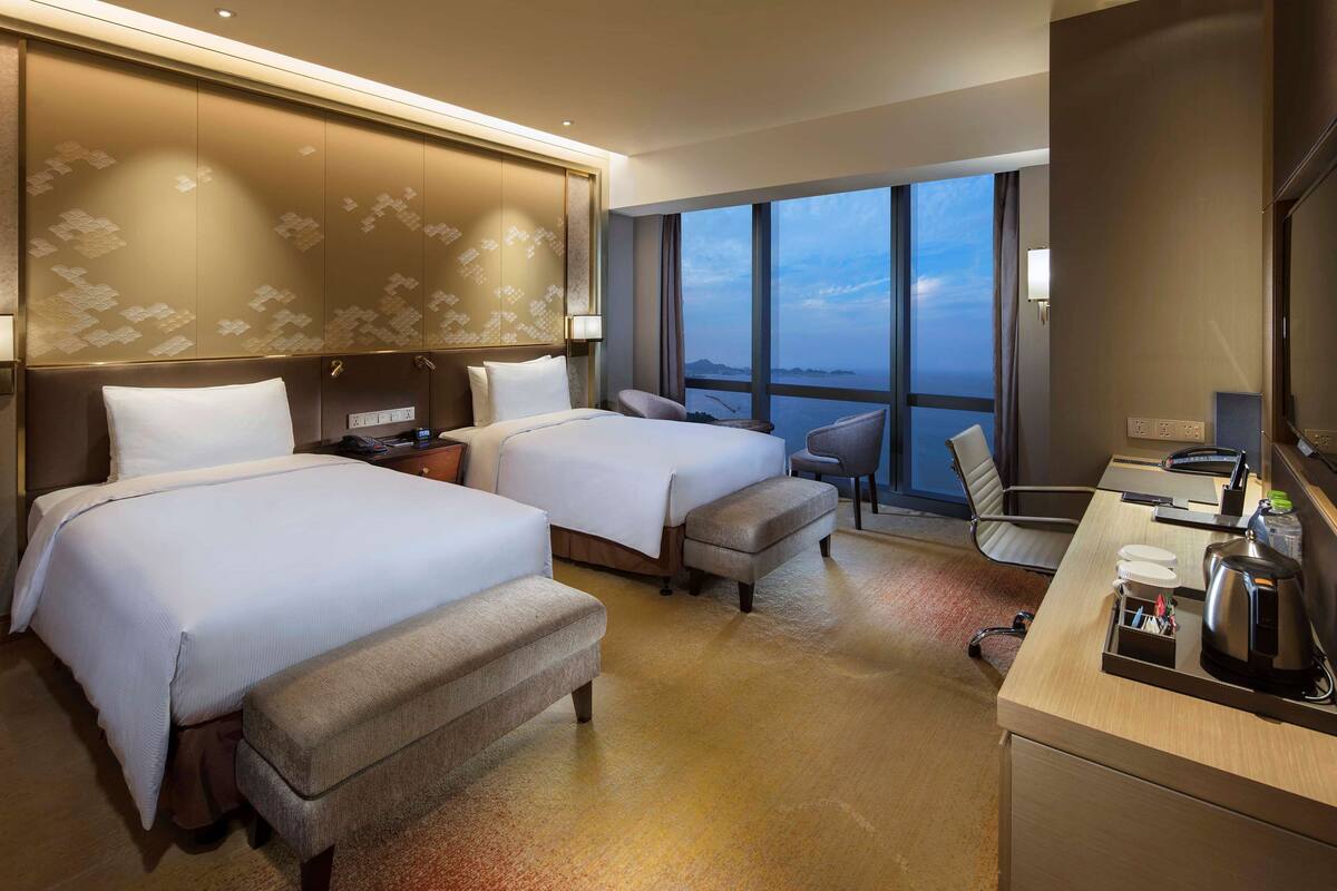 hilton twin guest room seaview | 1 bedroom, minibar, in-room safe, desk