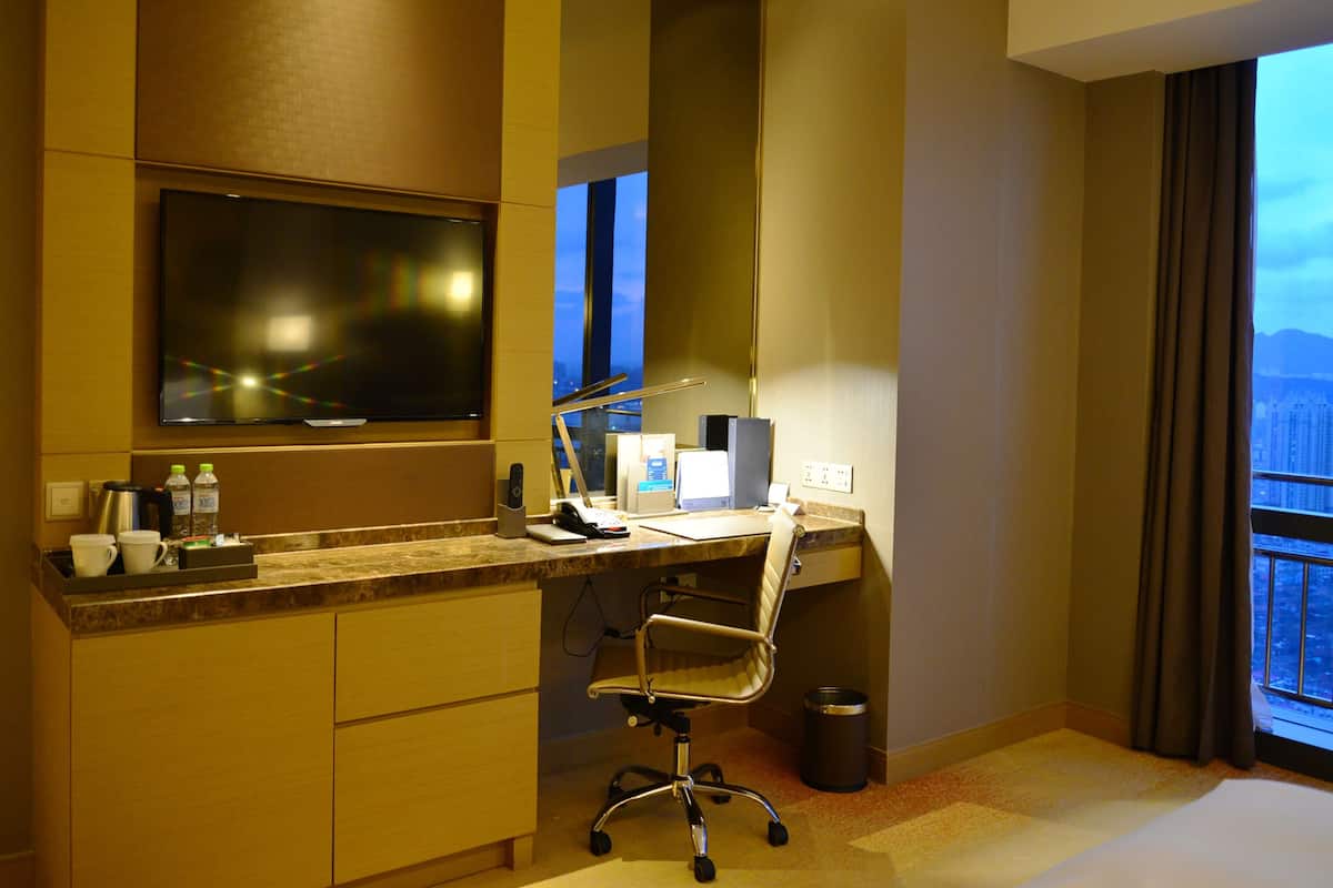 Hilton King Accessible Room | Living area | LED TV, iPod dock
