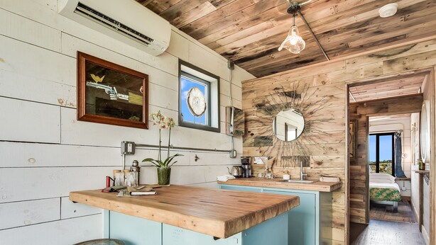 Houze I | Private kitchen - Flophouze Shipping Container Hotel (Round Top)