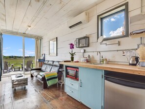 Private kitchenette - Flophouze Shipping Container Hotel (Round Top)