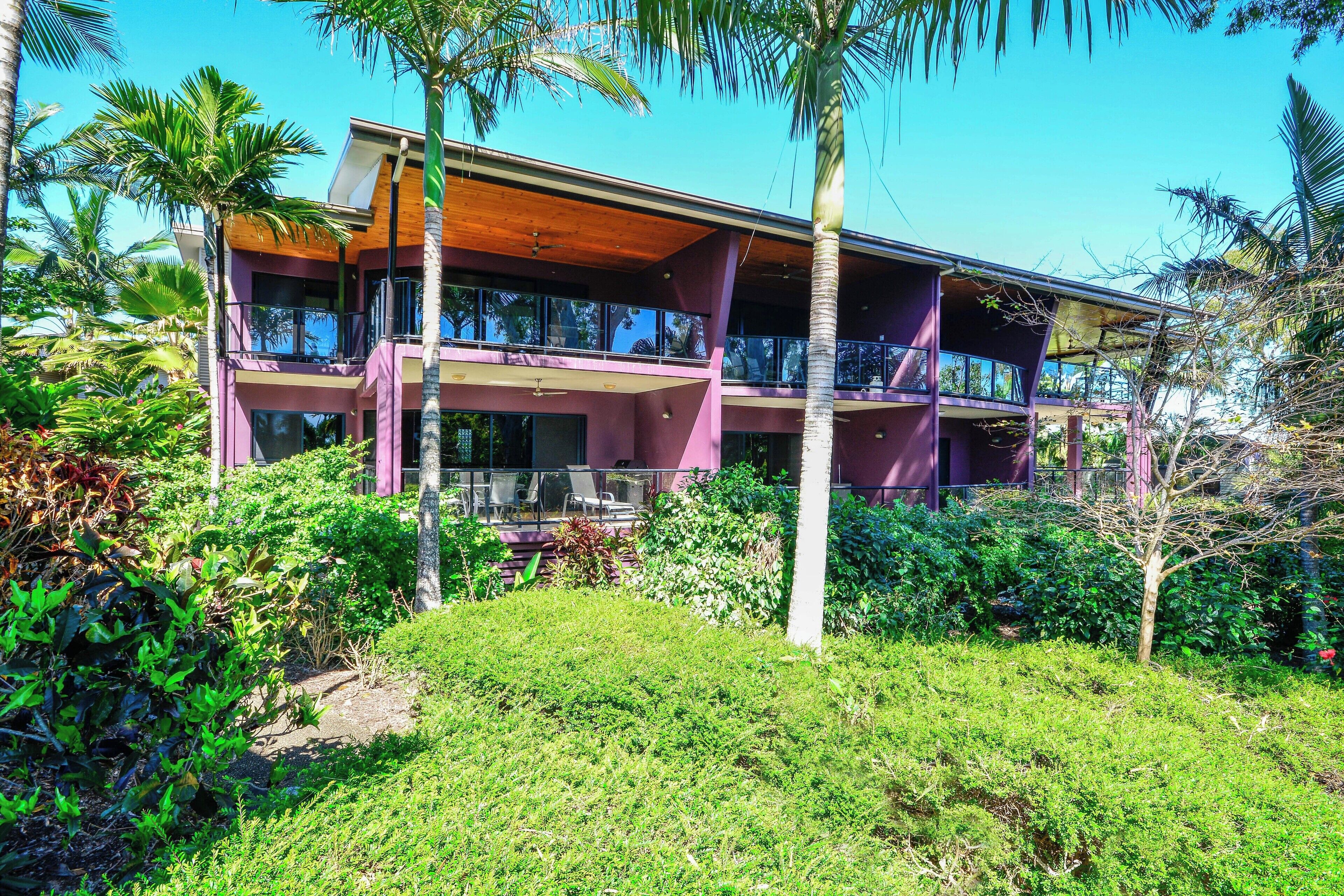 Iron/ironing board, bed sheets